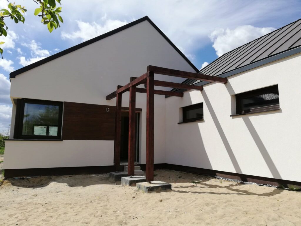 Budowa domów energooszczędnych Poznań - dom parterowy z dachem dwuspadowym i garażem