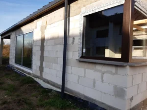 dom parterowy z dachem dwuspadowym i garażem 140 m2 Poznań 10