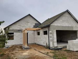 dom parterowy z dachem dwuspadowym i garażem 140 m2 Poznań 12