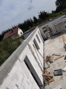 dom parterowy z dachem dwuspadowym i garażem 140 m2 Poznań 16