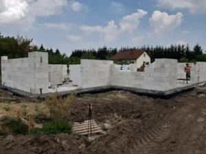 dom parterowy z dachem dwuspadowym i garażem 140 m2 Poznań 19