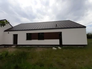 dom parterowy z dachem dwuspadowym i garażem 140 m2 Poznań 2