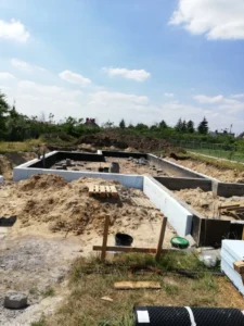 dom parterowy z dachem dwuspadowym i garażem 140 m2 Poznań 22