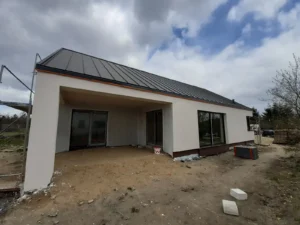 dom parterowy z dachem dwuspadowym i garażem 140 m2 Poznań 5