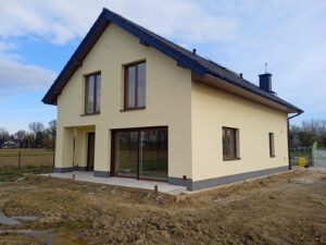 Budowa domów jednorodzinnych Kraków - dom z użytkowym poddaszem i dachem dwuspadowym