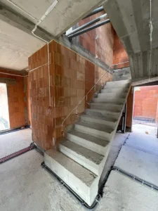 dom piętrowy z dachem kopertowym i garażem 180 m2 Warszawa 9