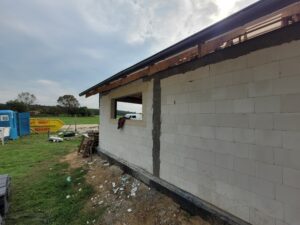 dom parterowy z dachem dwuspadowym i garażem 140 m2 Poznań 12