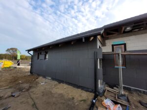 dom parterowy z dachem dwuspadowym i garażem 140 m2 Poznań 23