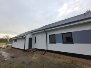 dom parterowy z dachem dwuspadowym i garażem 140 m2 Poznań 29
