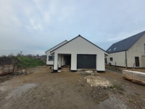 dom parterowy z dachem dwuspadowym i garażem 140 m2 Poznań 25