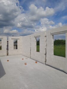 dom parterowy z dachem dwuspadowym i garażem 140 m2 Poznań 5