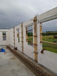 dom parterowy z dachem dwuspadowym i garażem 140 m2 Poznań 7