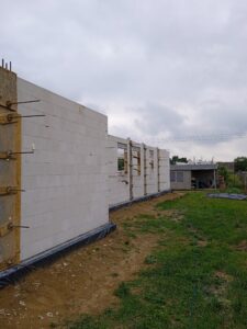 dom parterowy z dachem dwuspadowym i garażem 140 m2 Poznań 8