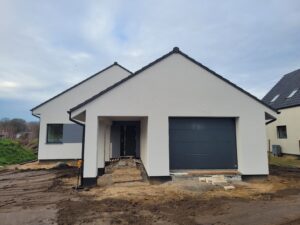 dom parterowy z dachem dwuspadowym i garażem 140 m2 Poznań 26