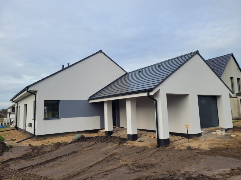 Firma budowlana Poznań - dom parterowy z dachem dwuspadowym i garażem