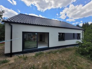 Firma budowlana Poznań - dom parterowy z dachem dwuspadowym