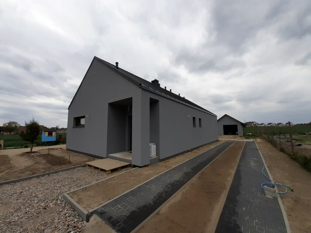 Budowa domów Poznań - dom parterowy z dachem dwuspadowym i garażem