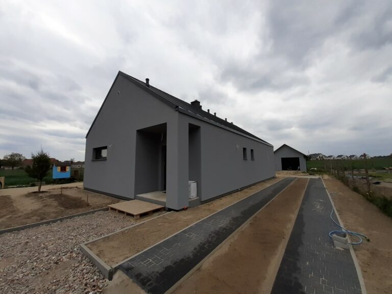 Budowa domów Poznań - dom parterowy z dachem dwuspadowym i garażem