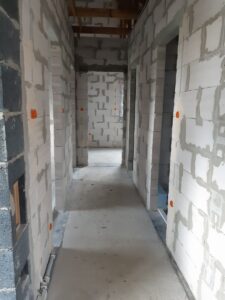 dom parterowy z dachem dwuspadowym i garażem 80 m2 Poznań 6