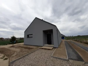 Budowa domów Poznań - dom parterowy z dachem dwuspadowym i garażem