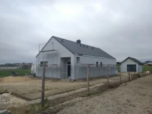 dom parterowy z dachem dwuspadowym i garażem 80 m2 Poznań 13