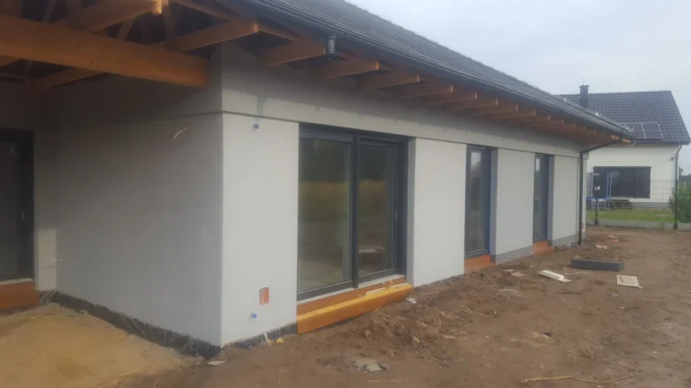 Budowa domów Poznań - dom szkieletowy parterowy z dachem dwuspadowym i garażem