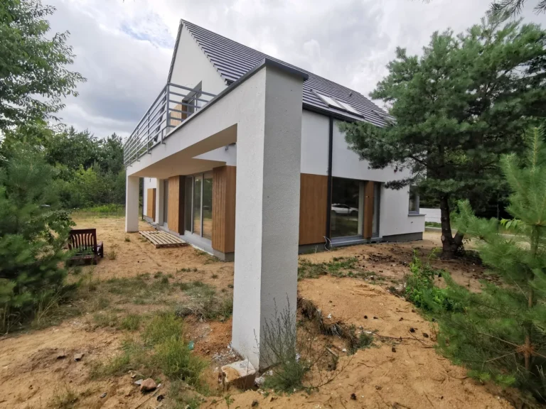 Budowa domów Poznań - dom z użytkowym poddaszem, dachem dwuspadowym i garażem