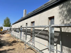 dom z użytkowym poddaszem, dachem dwuspadowym i garażem 120 m2 Warszawa