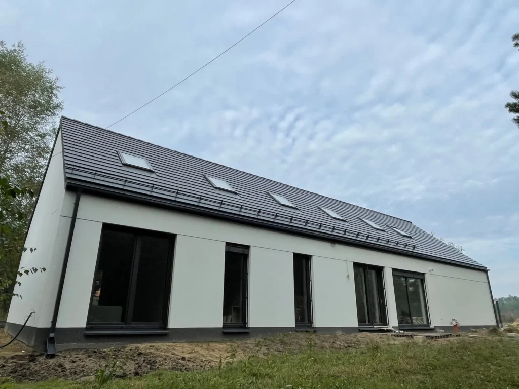 dom z użytkowym poddaszem, dachem dwuspadowym i garażem 120 m2 Warszawa