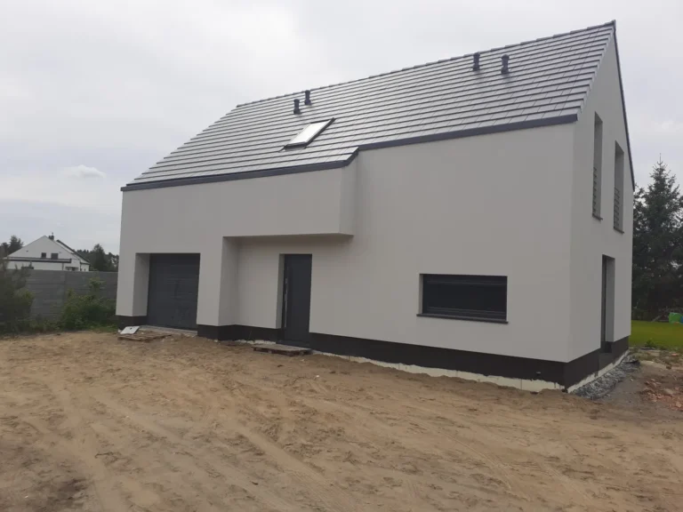 Budowa domów Poznań - dom z poddaszem użytkowym, dachem dwuspadowym i garażem