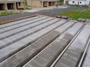 dom z poddaszem użytkowym, dachem dwuspadowym i garażem 170 m2 Poznań