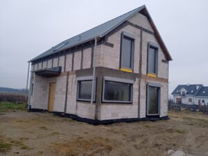 dom z poddaszem użytkowym, dachem dwuspadowym i garażem 170 m2 Poznań