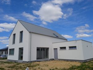 Firma budowlana Poznań - dom z poddaszem użytkowym, dachem dwuspadowym i garażem