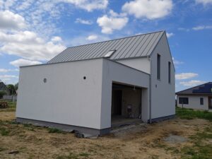 dom z poddaszem użytkowym, dachem dwuspadowym i garażem 170 m2 Poznań