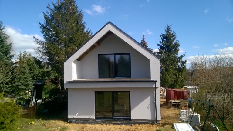 Firma budowlana Poznań - dom z użytkowym poddaszem i dachem dwuspadowym