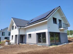 Firma budowlana Poznań - dom z użytkowym poddaszem, dachem dwuspadowym i garażem