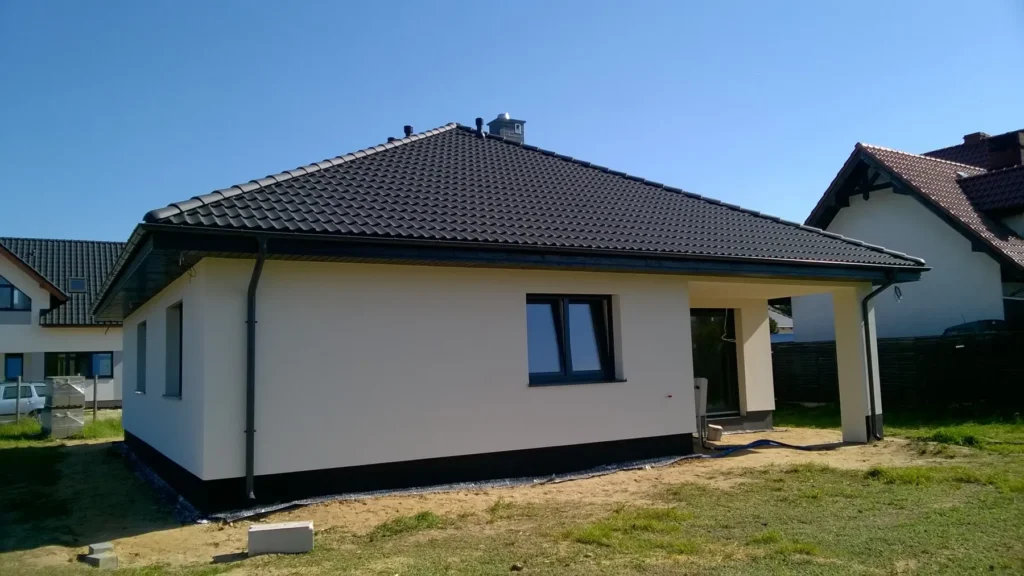 Budowa domów Poznań - dom parterowy z dachem kopertowym