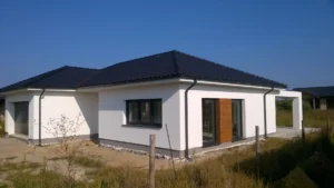 Budowa domów Poznań - dom parterowy z dachem kopertowym i garażem