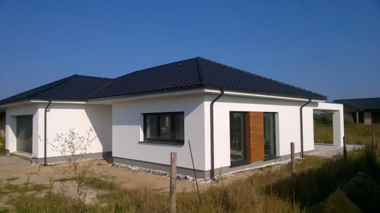 Budowa domów Poznań - dom parterowy z dachem kopertowym i garażem