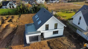 Budowa domów Poznań - dom z użytkowym poddaszem, dachem dwuspadowym i garażem