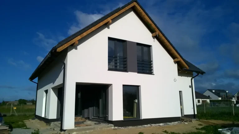 Budowa domów Poznań - dom z użytkowym poddaszem, dachem dwuspadowym i garażem