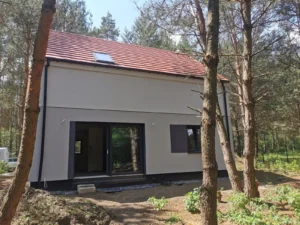 Budowa domów Poznań - dom parterowy z użytkowym poddaszem i dachem dwuspadowym