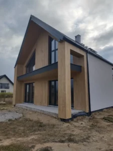 Budowa domów energooszczędnych Trójmiasto - dom z użytkowym poddaszem, dachem dwuspadowym i garażem