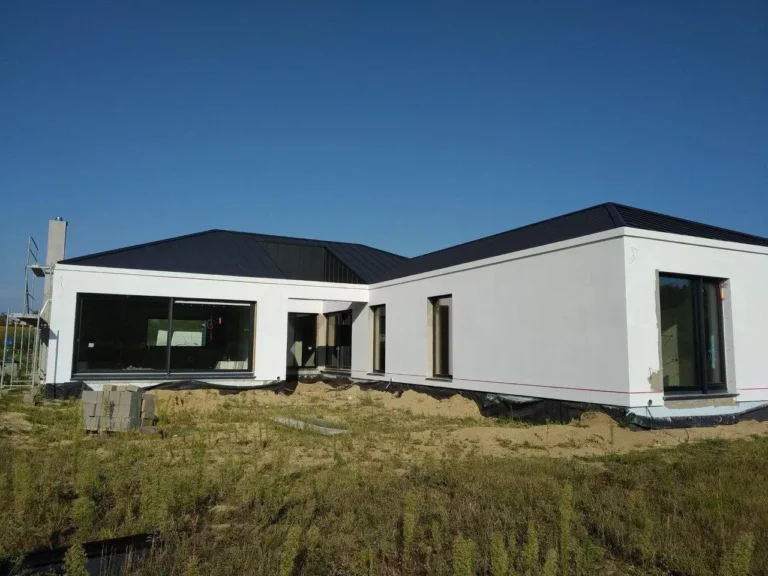 Budowa domów Poznań - dom parterowy z dachem kopertowym