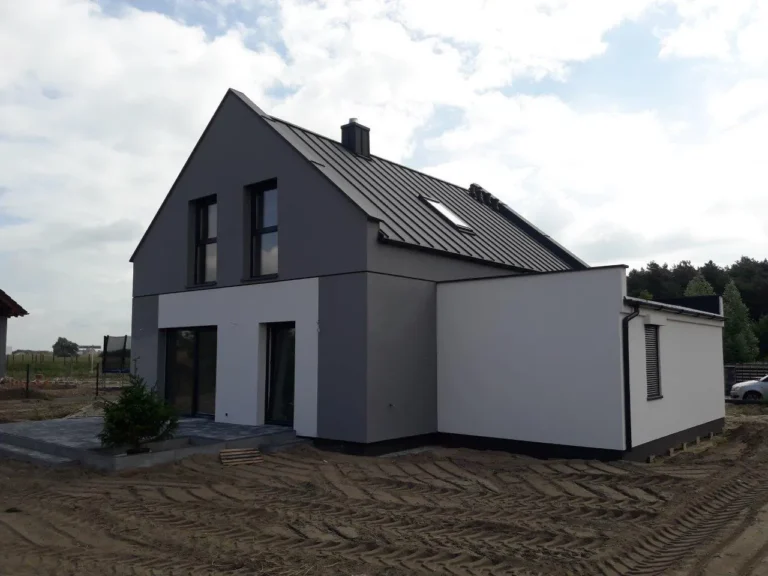 Budowa domów Poznań - dom z użytkowym poddaszem, dachem dwuspadowym i garażem