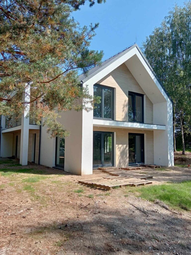 Budowa domów energooszczędnych Trójmiasto - dom z użytkowym poddaszem, dachem dwuspadowym i garażem