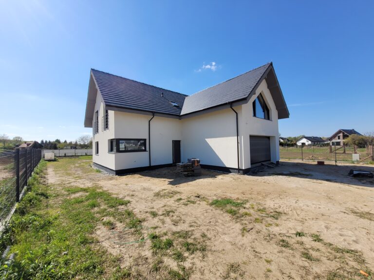 Budowa domów Poznań - dom z użytkowym poddaszem, dachem dwuspadowym i garażem