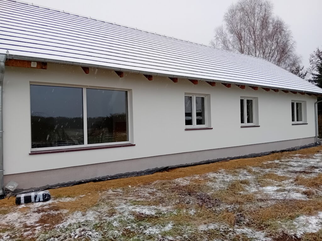 Firma budowlana Poznań - dom parterowy z dachem dwuspadowym