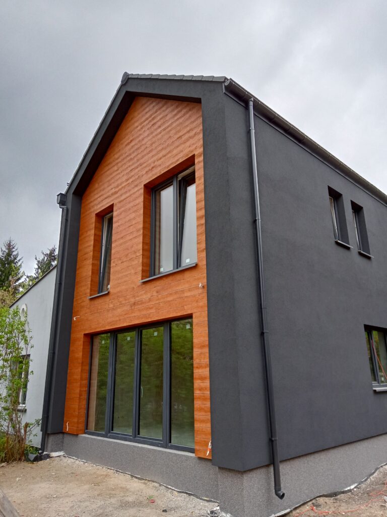 Domy energooszczędne Warszawa - dom piętrowy z dachem dwuspadowym