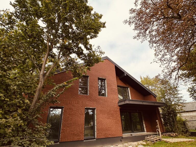 dom z użytkowym poddaszem, dachem dwuspadowym i garażem 320 m2 Warszawa